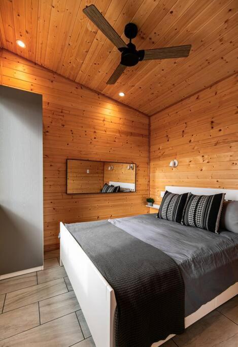 1-Bedroom Knotty Pine Cabin W Sauna & Jacuzzi Сук Экстерьер фото