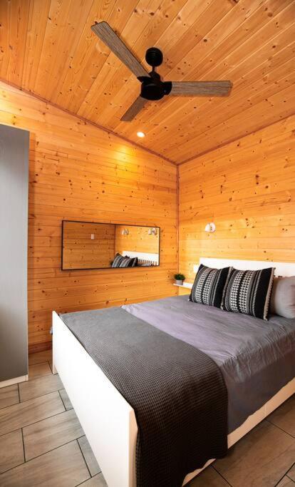 1-Bedroom Knotty Pine Cabin W Sauna & Jacuzzi Сук Экстерьер фото