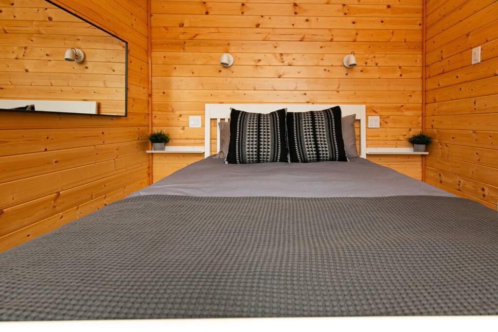 1-Bedroom Knotty Pine Cabin W Sauna & Jacuzzi Сук Экстерьер фото
