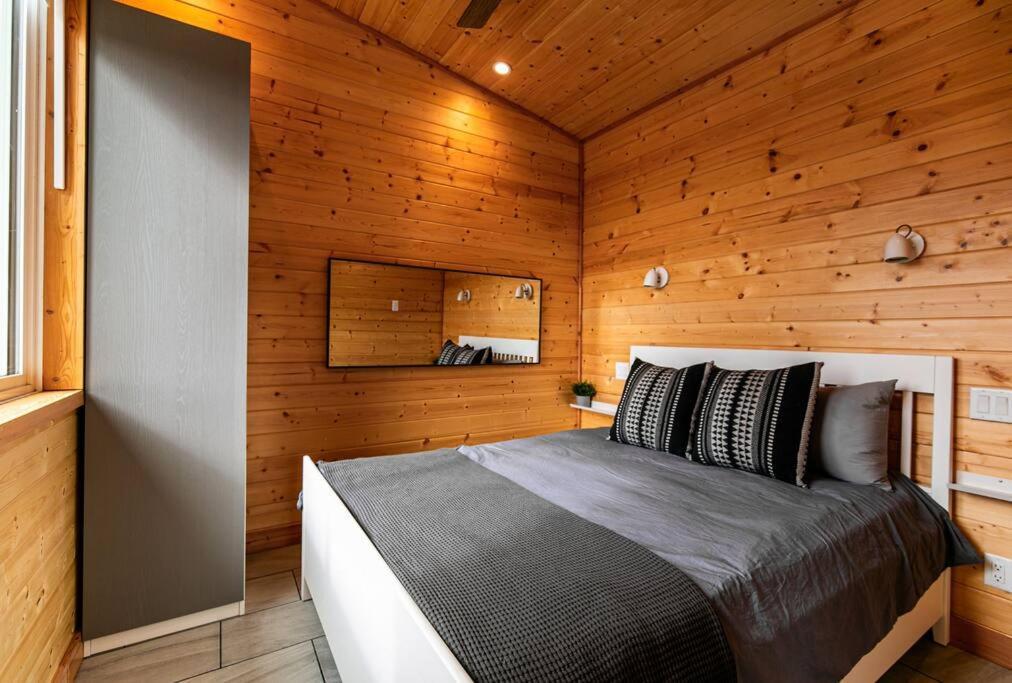 1-Bedroom Knotty Pine Cabin W Sauna & Jacuzzi Сук Экстерьер фото