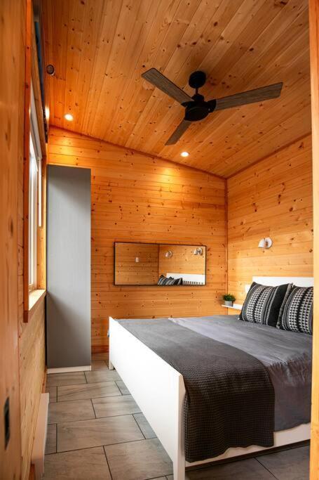 1-Bedroom Knotty Pine Cabin W Sauna & Jacuzzi Сук Экстерьер фото