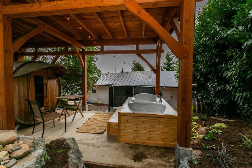 1-Bedroom Knotty Pine Cabin W Sauna & Jacuzzi Сук Экстерьер фото