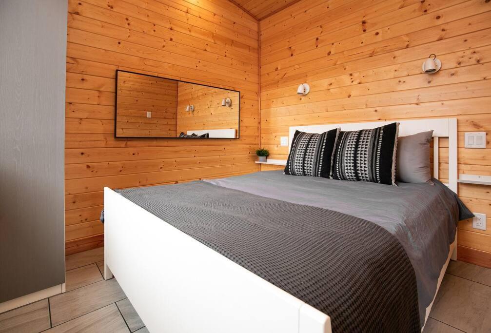 1-Bedroom Knotty Pine Cabin W Sauna & Jacuzzi Сук Экстерьер фото