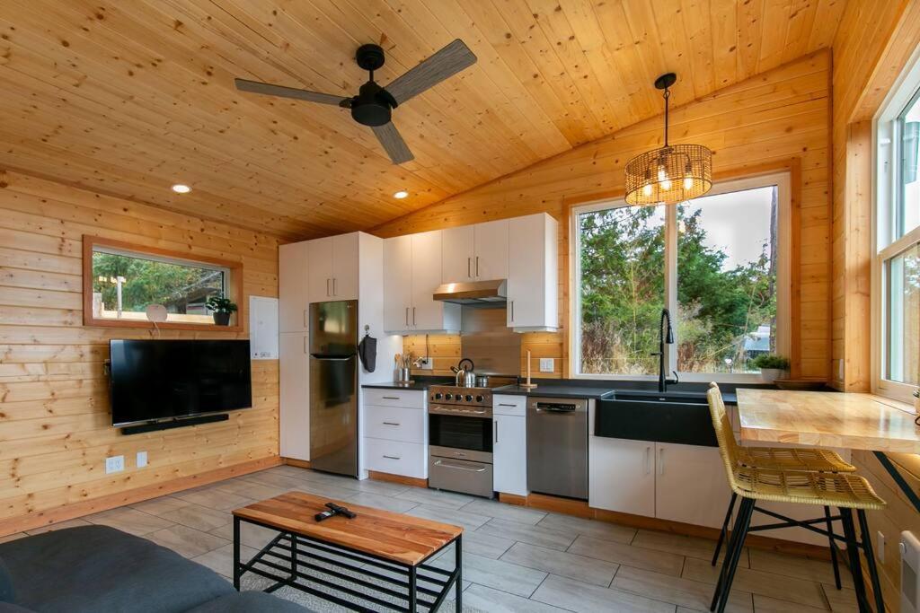 1-Bedroom Knotty Pine Cabin W Sauna & Jacuzzi Сук Экстерьер фото